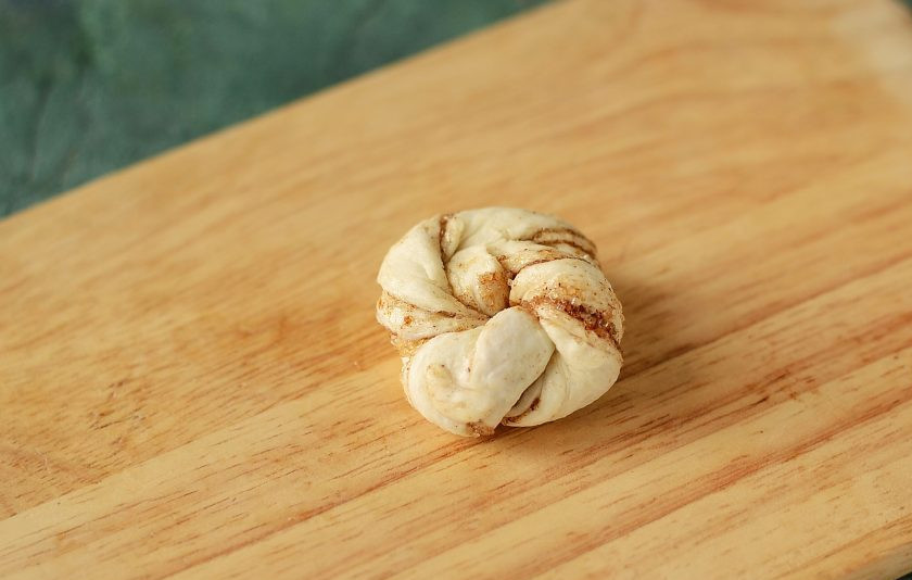 1. Этап. Слоеные булочки с кардамоном и корицей: Затем завяжите узлом.