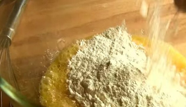 1. Этап. Кексы с капустой и колбасой: 4. Добавьте кефир в яичную смесь. В муку отправьте соду и перемешайте. Просейте это в яичную смесь и взбейте венчиком. Не забудьте добавить ложку растительного масла.