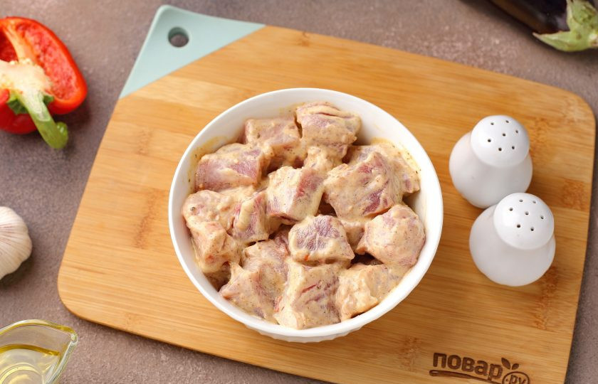 1. Этап. Мясо с баклажанами и картошкой в духовке: Добавьте горчицу, аджику, майонез, соль и специи по вкусу. Перемешайте. Оставьте мясо мариноваться на несколько часов.