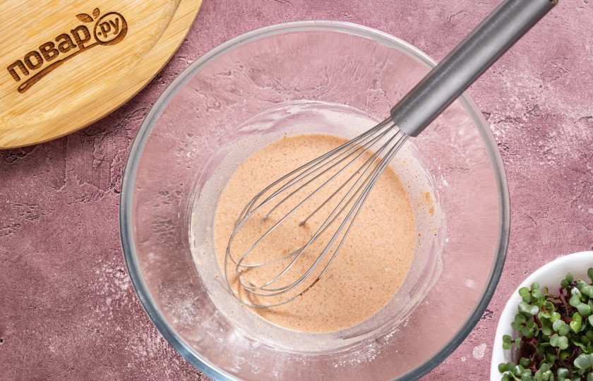 1. Этап. Хрустящие баклажаны в аэрогриле: Влейте воду, размешайте до однородной консистенции.