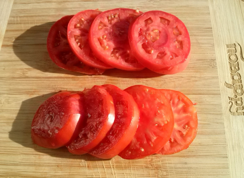 1. Этап. Рататуй из баклажанов и кабачков: 5. Помидоры нарежьте тонкими кружками.