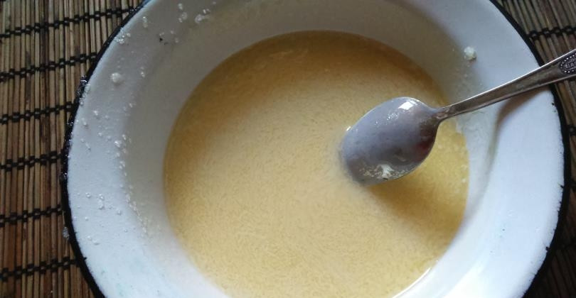 1. Этап. Пирожные Картошка: Взбейте сгущенку и сливочное масло до однородной массы.