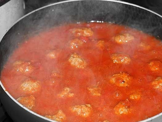 1. Этап. Тефтели под томатным соусом: 9. Залить тефтели соусом, довести до кипения и тушить на среднем огне под крышкой до полной готовности. Перед подачей на стол можно посыпать сверху свежей зеленью или тертым сыром, например.