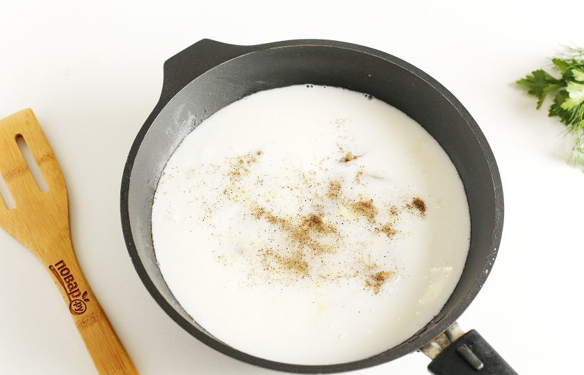 1. Этап. Соус для спагетти: Затем добавьте сметану (можно заменить на жирные сливки), перемешайте и тонкой струйкой влейте горячую воду или бульон. Отрегулируйте на соль, добавьте молотый перец и измельченный чеснок.