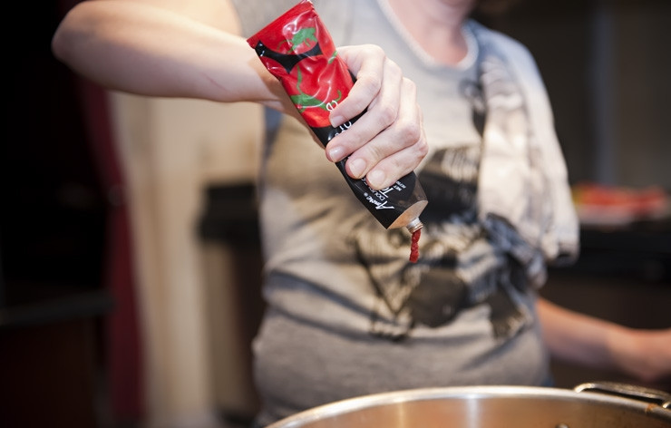 1. Этап. Курица по-римски: Добавляем пару ложек томатной пасты и тушим пару минут на среднем огне.