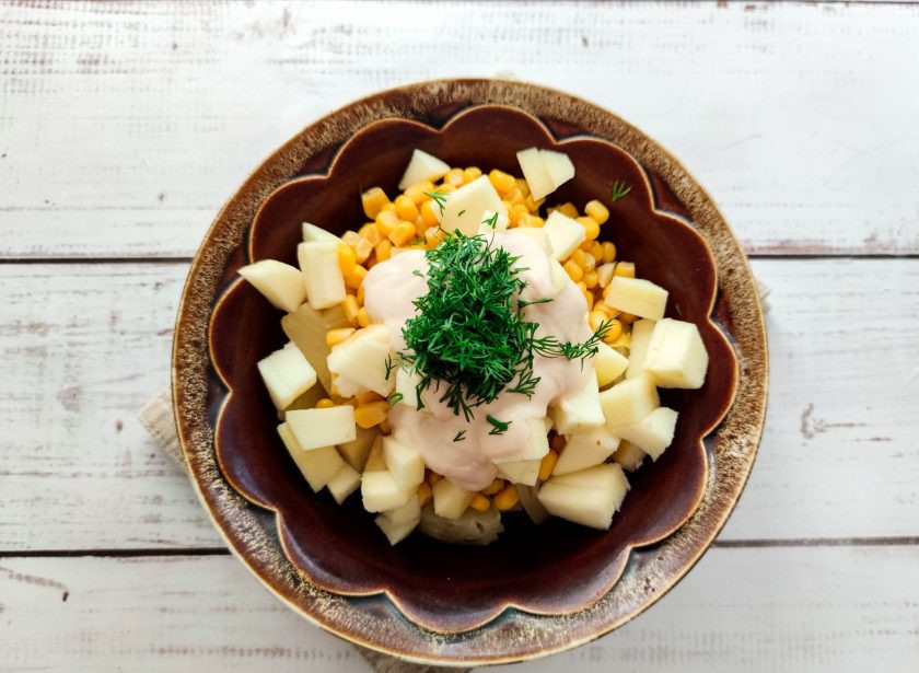 1. Этап. Салат Тайсон: Заправьте салат сметаной, добавьте мелко рубленую зелень, соль и хорошо все перемешайте.