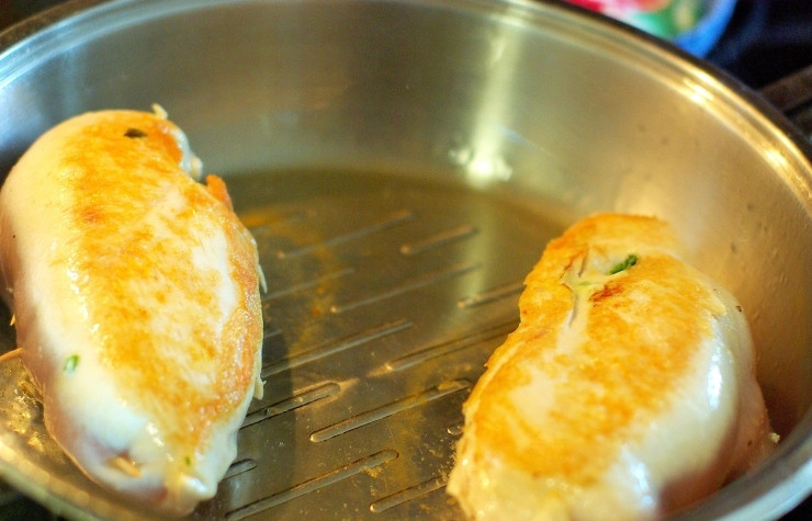 1. Этап. Рулетики из куриной грудки: Обжариваем со всех сторон до появления аппетитной корочки.