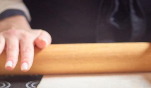 1. Этап. Звездочки с сыром: Немного раскатать пласт слоеного теста