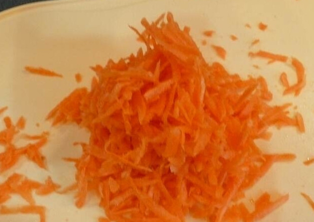 1. Этап. Котлеты из свёклы и моркови: 1. Морковь моем, очищаем и натираем на крупной терке либо нарезаем соломкой.