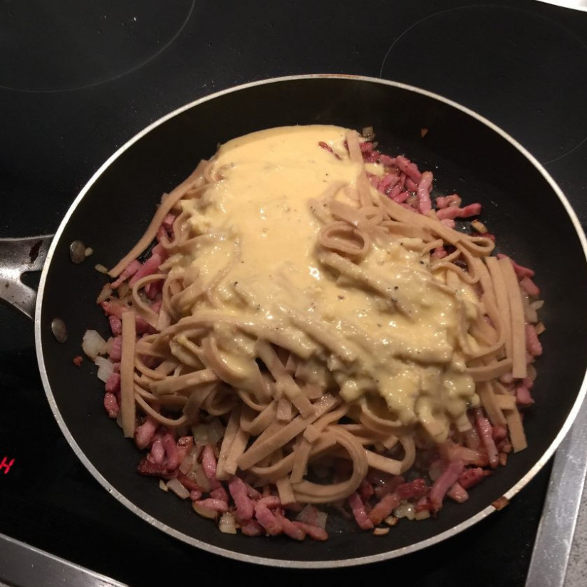 1. Этап. Спагетти с соусом Карбонара: 7. Влейте ранее приготовленный соус из яичных желтков и сливок.