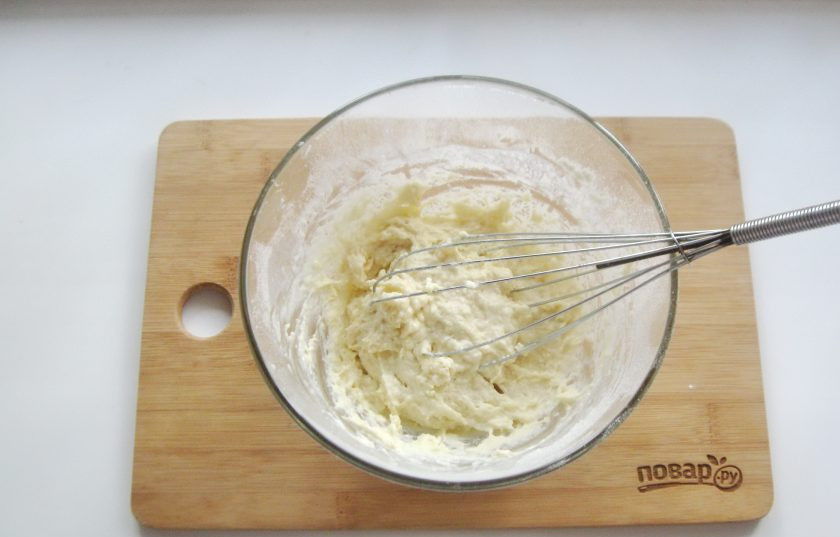 1. Этап. Японский заварной бисквит: Перемешайте муку с молоком и маслом венчиком или миксером.