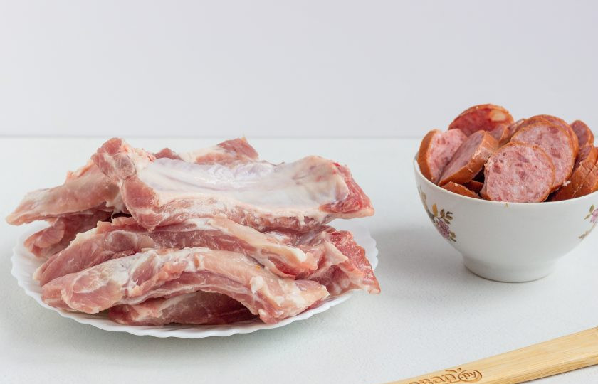 1. Этап. Пряженина: Ребрышки помойте, нарежьте порционно. Колбасу очистите и нарежьте колечками.