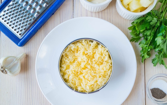 1. Этап. Салат Дамский каприз с курицей: Следующим будет слой из сыра, натертого на крупной или средней терке. Смазываем майонезом.