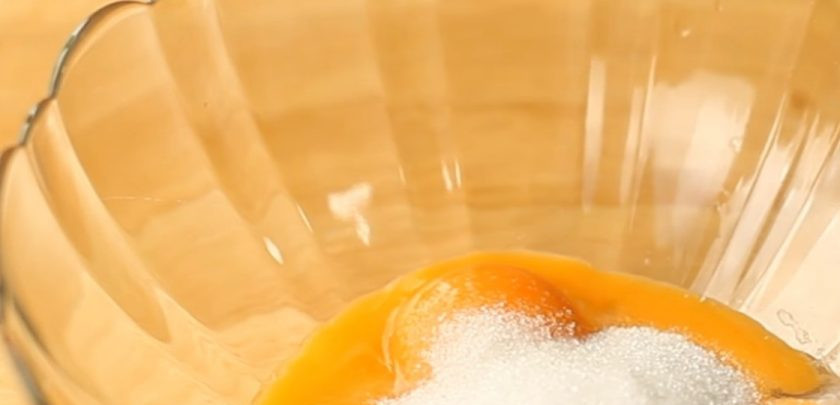 1. Этап. Торт с заварным кремом и черносливом: 4. Желтки смешайте миксером с сахаром. Добавьте крахмал и перемешайте. Небольшими порциями добавьте к яичной массе теплое молоко, каждый раз хорошо перемешивая массу миксером.