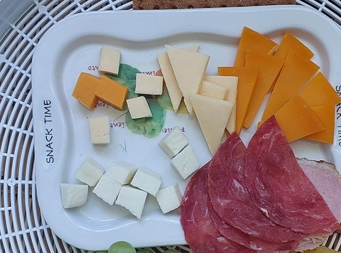 1. Этап. Фуршетный стаканчик Фруктово-сырно-мясной: Твердый и полутвердый сыр нарезать кубиками и треугольниками, рассольный - кубиками. Филе бедра индейки ножницами пополам, буженину я не резала, она у меня небольшого диаметра, грушу нарезать соломкой.