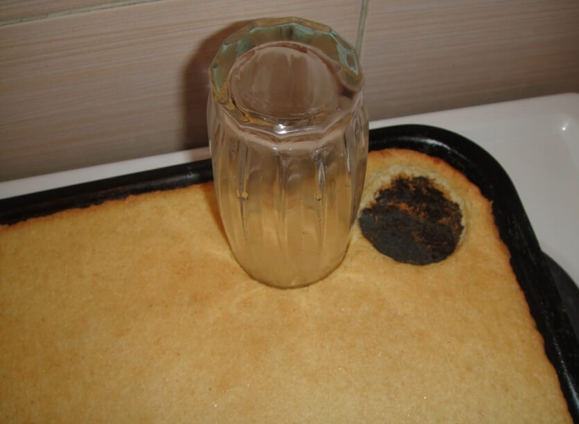 1. Этап. Торт Черепаха со сметаной: 7. Немного остудите корж, затем с помощью стакана или формы вырежьте круги.