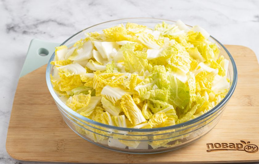 1. Этап. Набак кимчи на воде: Соедините дайкон и китайскую капусту в глубокой миске, присыпьте солью и перемешайте. Оставьте на полчаса.