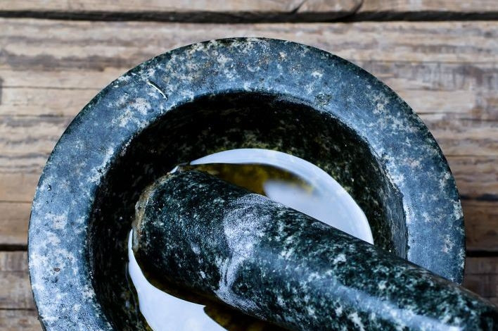 1. Этап. Курятина в духовке: Очистите чеснок и положите его в ступку. Добавьте к нему горошины перца и три столовые ложки растительного масла, предпочтительнее оливкового. При помощи пестика растолките все ингредиенты до однородности.