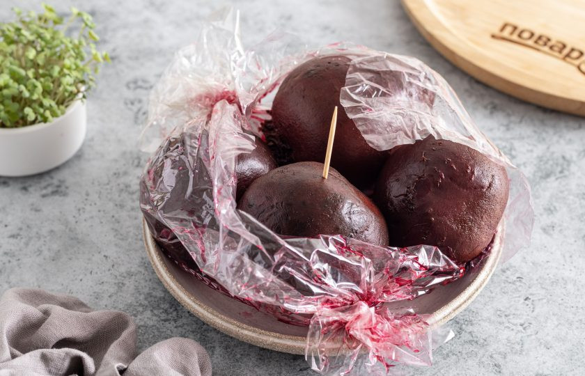 1. Этап. Свекла в микроволновке: Аккуратно разрежьте пакет, проверьте готовность свеклы с помощью шпажки.