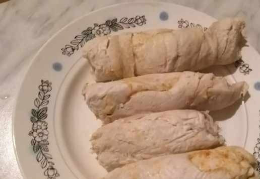 1. Этап. Грудка куриная для бутербродов ПП: Достать рулеты, развернуть и остудить.