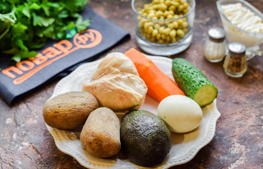 1. Этап. Оливье с курицей и авокадо: Подготовьте ингредиенты. Филе, яйца, картофель, морковь заранее отварите до готовности.