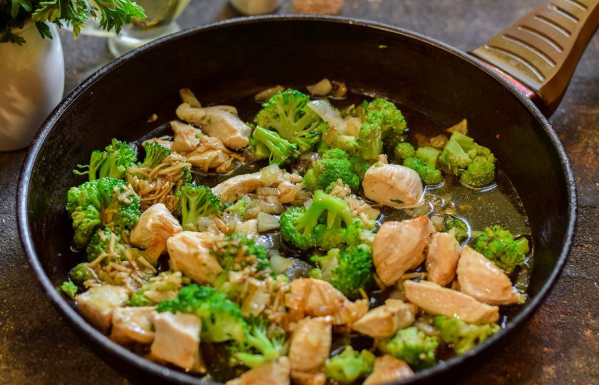 1. Этап. Курица по-шанхайски: Влейте соус и все специи. Перемешайте и тушите на большом огне 3 минуты, помешивая. После подавайте к столу.