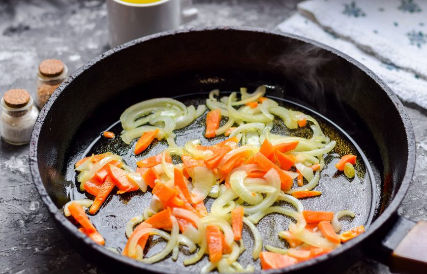 1. Этап. Стручковая фасоль с луком: В сковороде разогрейте масло, переложите лук и морковь. Жарьте несколько минут.