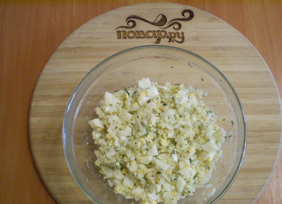 1. Этап. Лаваш с рисом и яйцом: Можно добавить ложечку сметаны, если хотите. Начинка готова.