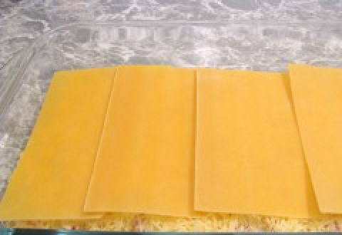 1. Этап. Лазанья с сыром и ветчиной: Снова накройте листами лазаньи и повторите слой томатного соуса, ветчины, соуса бешамель и выложите остальной твердый сыр.