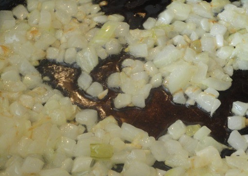 1. Этап. Кабачки по-итальянски: 2. Также кубиками нарезаем лук, только меньших размеров. Отправляем его жарится на растительном масле до образования легкого золотистого цвета.