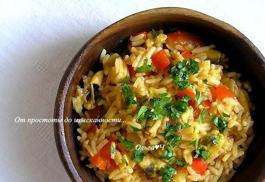 1. Этап. Рис мелосо с мидиями и овощами: Разложите рис по тарелкам, посыпьте рубленной петрушкой.