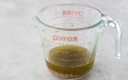 1. Этап. Запеченная треска с томатами: 1. В чашке смешайте оливковое масло, винный уксус, лимонный сок, сахар, соль, перец, чеснок и зелень.