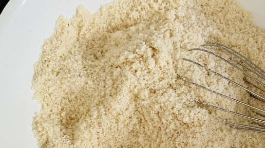 1. Этап. Миндальное печенье: Соединить миндальную муку, разрыхлитель теста, корицу, ванильный сахар. Перемешать.