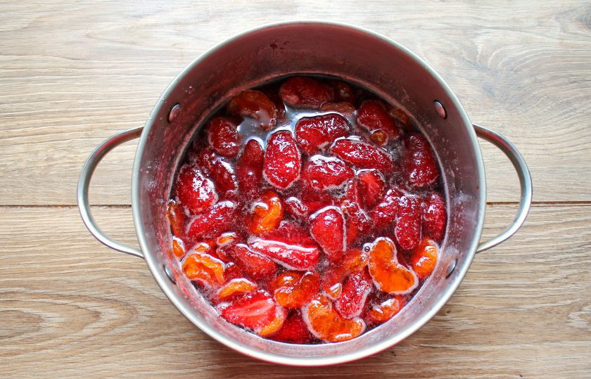 1. Этап. Варенье из клубники с мандаринами: Варите варенье при медленном кипении в течение 30-40 минут до готовности.