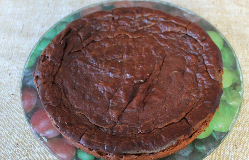 1. Этап. Шоколадный чизкейк в домашних условиях: Выпечку остужаем и перекладываем из формы на блюдо.
