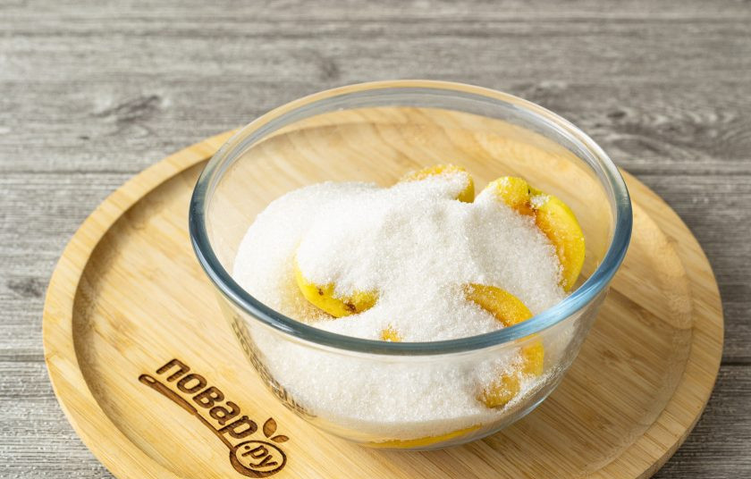 1. Этап. Конфитюр из абрикосов с агар-агаром: Засыпьте абрикосы сахаром. Оставьте на 3-4 часа, чтобы они пустили сок и сахар частично растворился.