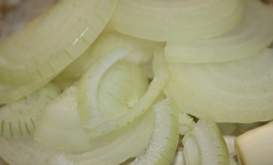 1. Этап. Постные фрикадельки: Лук нарежьте полукольцами, а чеснок выдавите через специальный пресс.