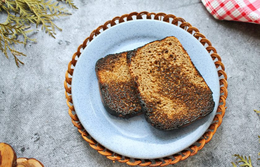 1. Этап. Квас из молочной сыворотки: Половину хлеба обожгите горелкой.