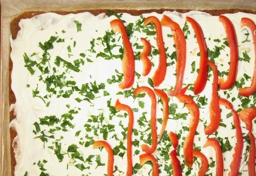 1. Этап. Кабачковый рулет с плавленым сыром: Добавьте красный сладкий перец, нарезанный полосками, посыпьте мелко нарезанным чесноком и оставшейся зеленью.