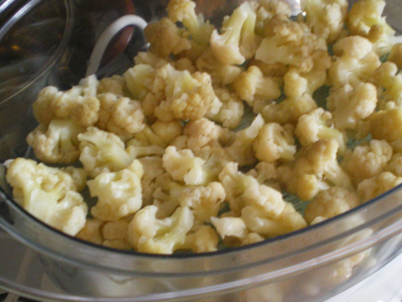 1. Этап. Гречка с цветной капустой: 1. Гречку отварим как обычно. Капусту делим на соцветия, отварим в подсоленном кипятке 7 минут. На дно формы выкладываем гречку, немного солим. Затем - слой капусты.