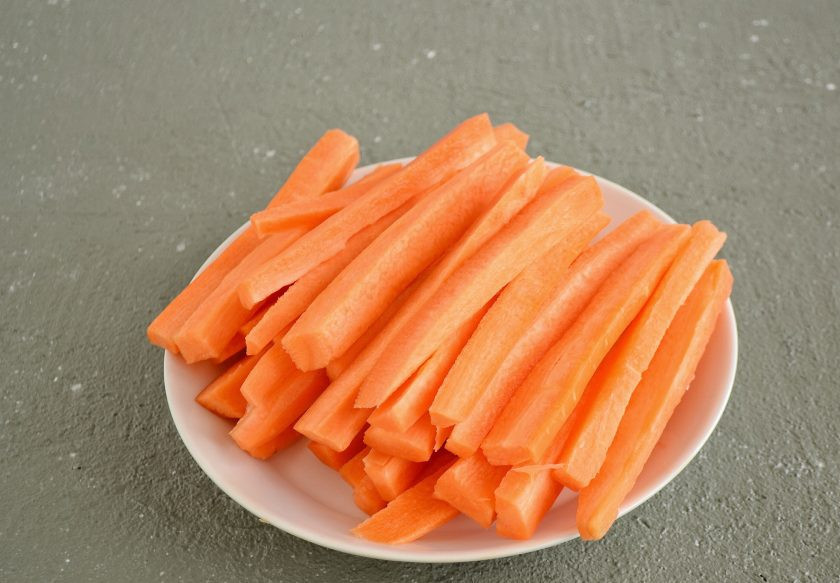 1. Этап. Морковные палочки: Морковь очистите и нарежьте вдоль на палочки средней толщины.