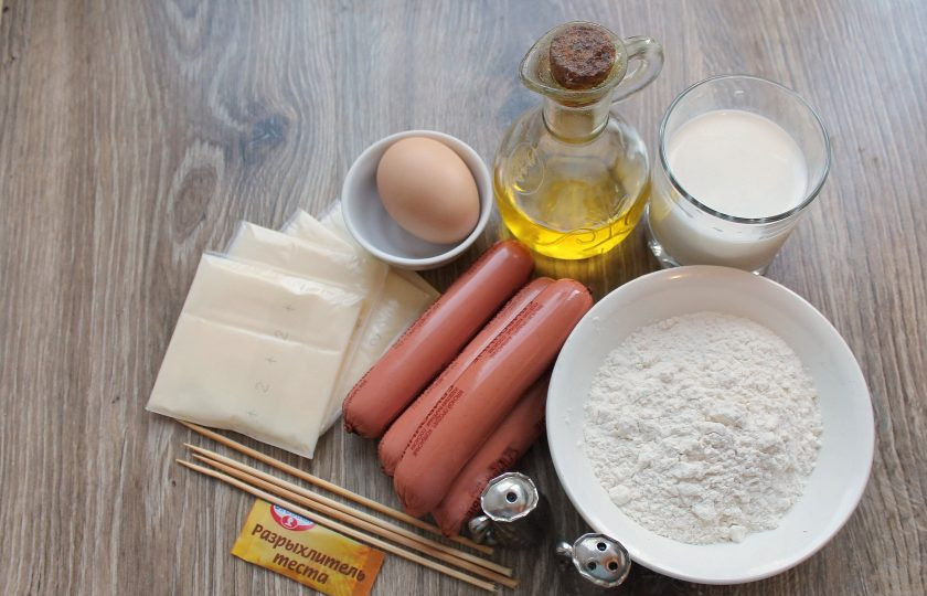 1. Этап. Сосиски в панировке с сыром: Подготовьте все необходимые ингредиенты для приготовления сосисок в панировке с сыром. Так же нам понадобятся 4 деревянных шпажки.