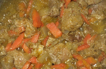 1. Этап. Гуляш из говядины мягкий: 2. Когда уже мясо покроется корочкой, добавим стакан или полтора воды, огонь делаем маленьким, тушим под крышкой почти до готовности мяса.