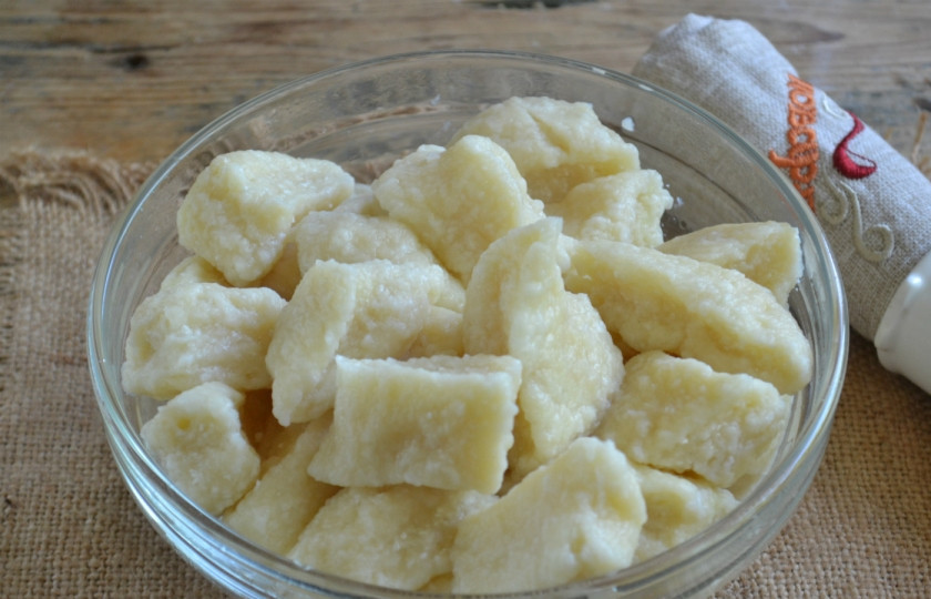 1. Этап. Ленивые вареники с творогом: Отправьте вареники в кипящую воду и варите 5 минут после того, как они всплывут. Подавайте вареники со сметаной и фруктами. Приятного аппетита!