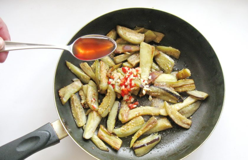 1. Этап. Острая закуска из баклажанов: Налейте яблочный уксус.