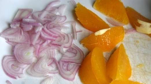 1. Этап. Салат с апельсинами и сыром: Затем мелко нарезаем лук. Апельсин делим на дольки и снимаем шкурку, оставив только мякоть фрукта.