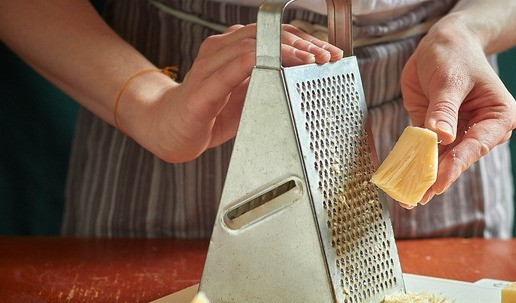 1. Этап. Тетраццини: Пармезан натереть на мелкой терке. Смешать с панировочными сухарями.