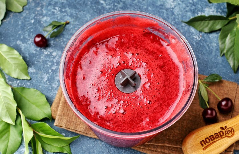 1. Этап. Джем из вишни с крахмалом: Вишню промойте, удалите косточки и измельчите при помощи блендера или мясорубки.