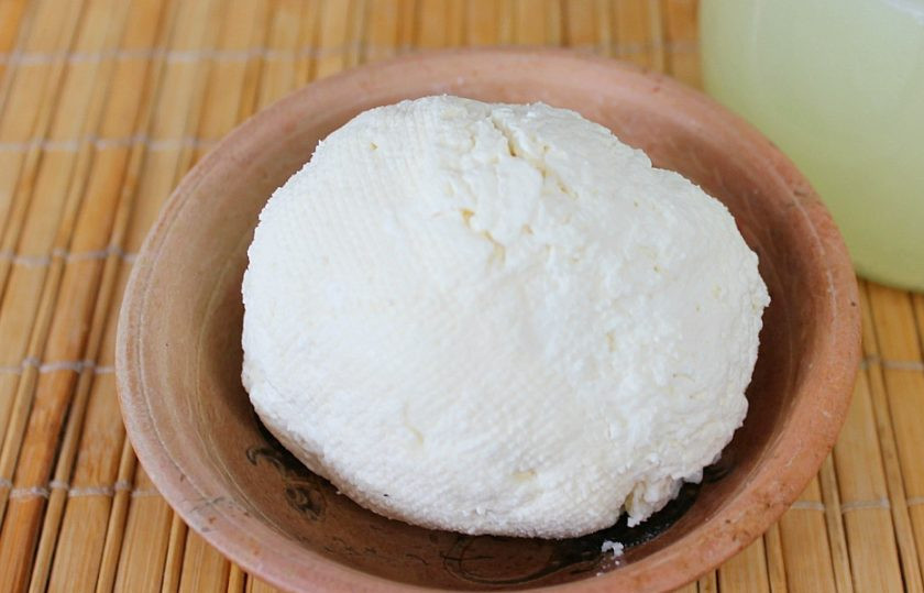 1. Этап. Творог из магазинного молока: Творог из магазинного молока готов, остается извлечь его из сетки.