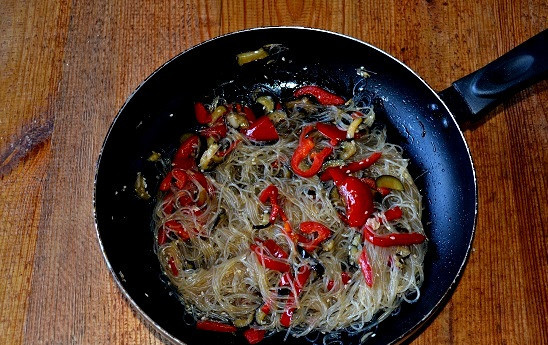 1. Этап. Салат с фунчозой и баклажанами: Перемешайте и через пару минут с снимите с огня.